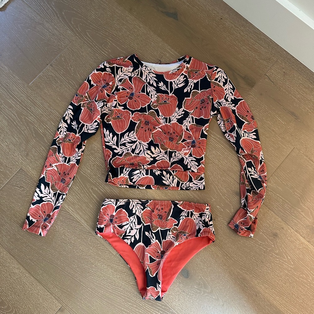 Seea Crop Top Rashguard & Reversible Bottoms